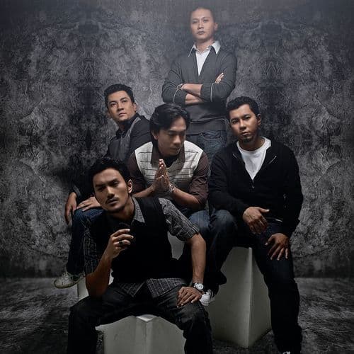 Album cover art for Esok Menanti