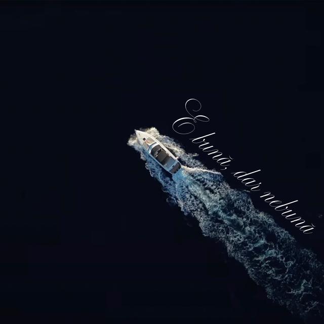 Album cover art for E bună, dar nebună