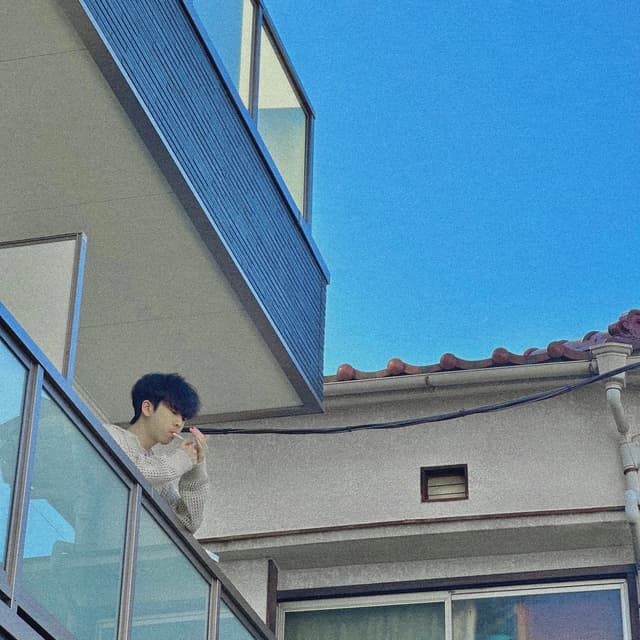 Album cover art for 아침에 베란다에서 담배를 피는건