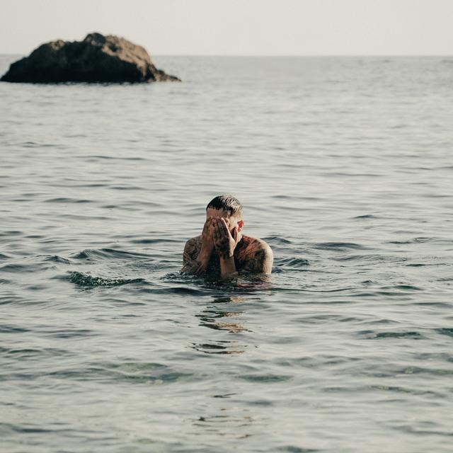 Album cover art for VIVIR PA' QUEDARSE