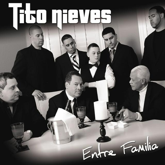 Album cover art for Entre Familia