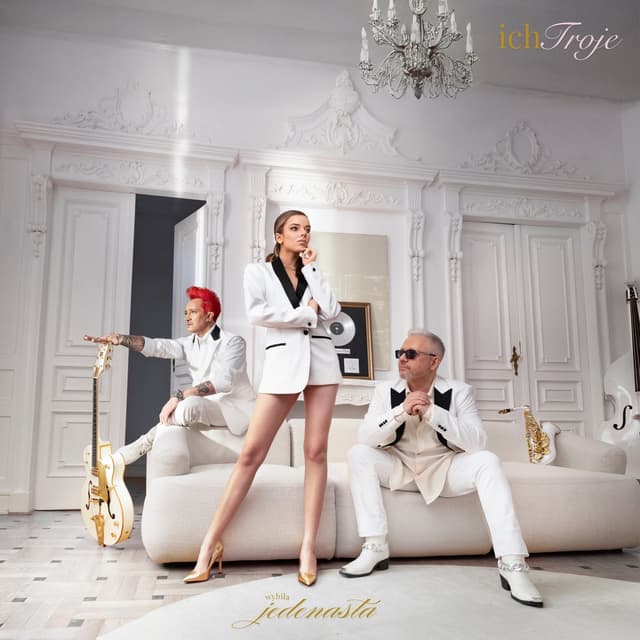 Album cover art for Wybiła jedenasta