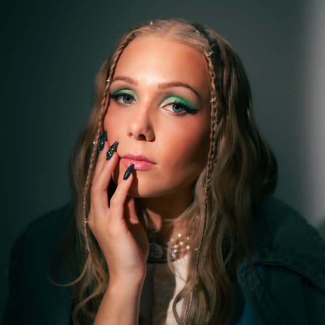 Album cover art for VIIVI (Vain elämää kausi 16)