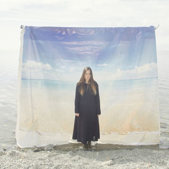 Album cover art for некуда бежать
