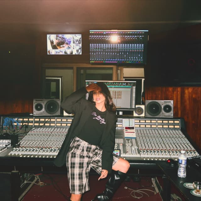 Album cover art for Mami fina tropical