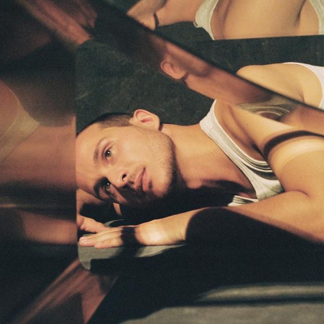 Album cover art for T'es belle