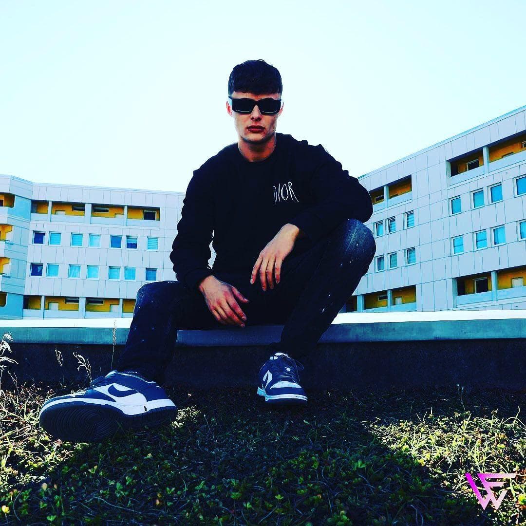 Dynamic cover art